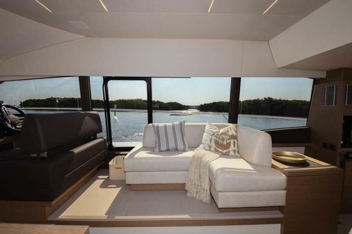 Prestige 520 Flybridge image