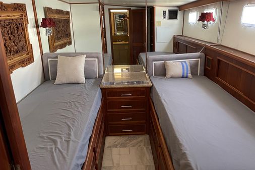 Hatteras Extended Deckhouse Motor Yacht image