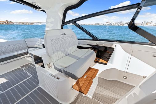 Sea Ray 370 Sundancer Outboard image