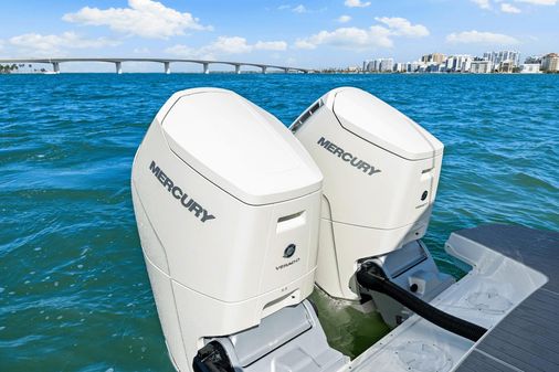 Sea Ray 370 Sundancer Outboard image