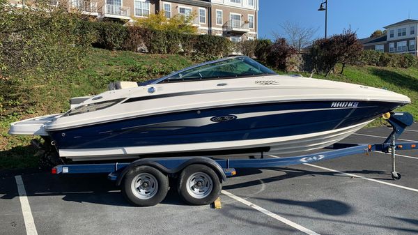 Sea Ray 220 Sundeck 