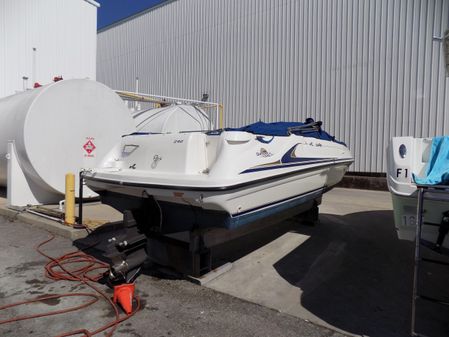 Sea Ray 240 Sundeck image