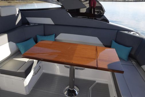 Cruisers Yachts 42 GLS image