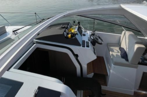 Sealine S330 image