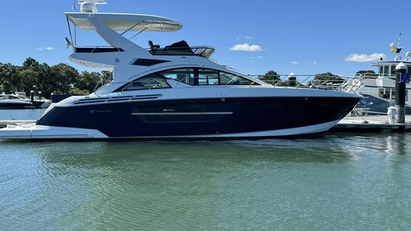 Cruisers Yachts 54 Cantius Fly 