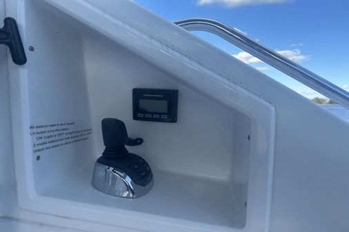 Cruisers Yachts 54 Cantius Fly image