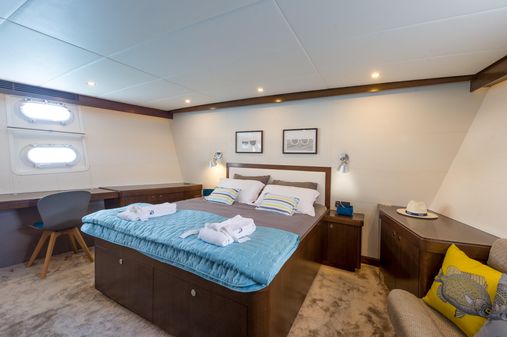 Feadship De Vries image