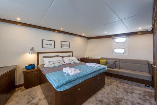 Feadship De Vries image