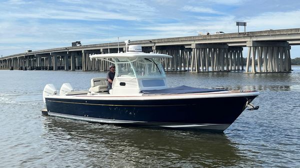 Hunt Yachts 32 Center Console 