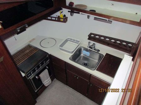 Hatteras Motoryacht Tri-Cabin image