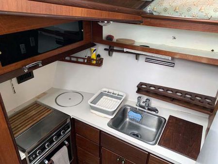 Hatteras Motoryacht Tri-Cabin image