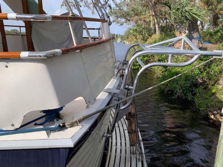 Hatteras Motoryacht Tri-Cabin image