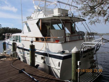 Hatteras Motoryacht Tri-Cabin image