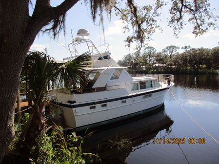 Hatteras Motoryacht Tri-Cabin image