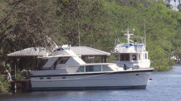 Hatteras Motoryacht Tri-Cabin 