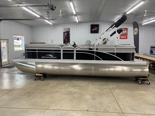 Bennington 22 SVSR - main image