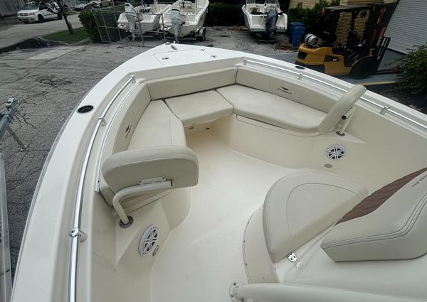 Cobia 220-CENTER-CONSOLE image