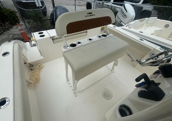 Cobia 220-CENTER-CONSOLE image