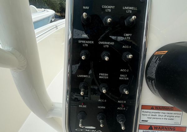 Cobia 220-CENTER-CONSOLE image