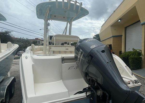 Cobia 220-CENTER-CONSOLE image