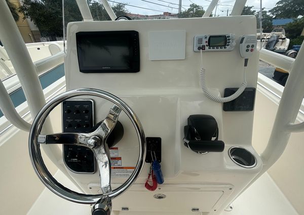 Cobia 220-CENTER-CONSOLE image