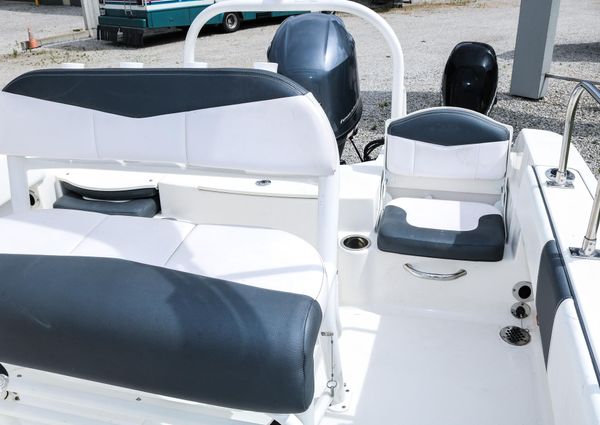 Robalo R180-CENTER-CONSOLE image