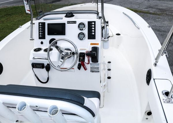 Robalo R180-CENTER-CONSOLE image