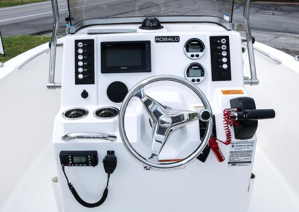 Robalo R180-CENTER-CONSOLE image