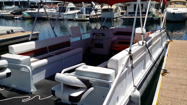 Tracker PARTY BARGE