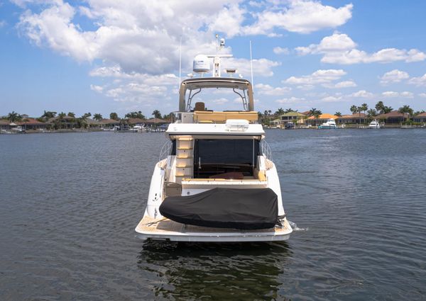 Sea Ray L590 Fly image