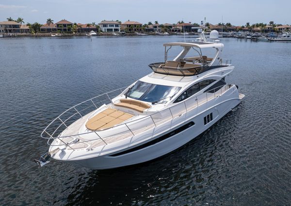 Sea Ray L590 Fly image