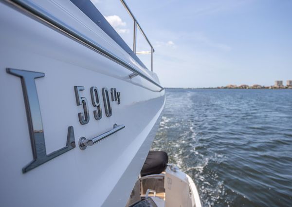 Sea Ray L590 Fly image