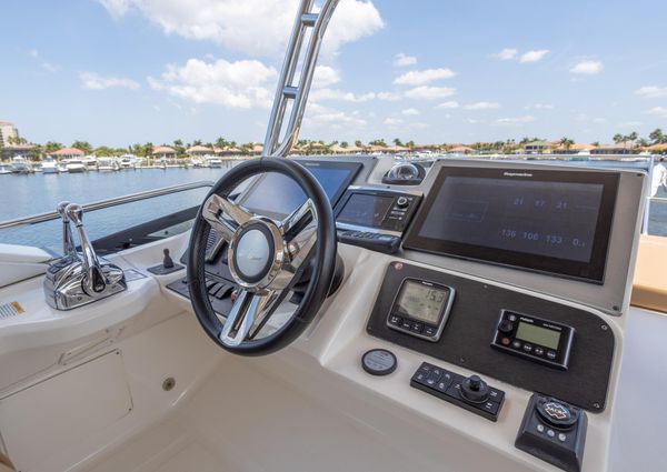 Sea Ray L590 Fly image