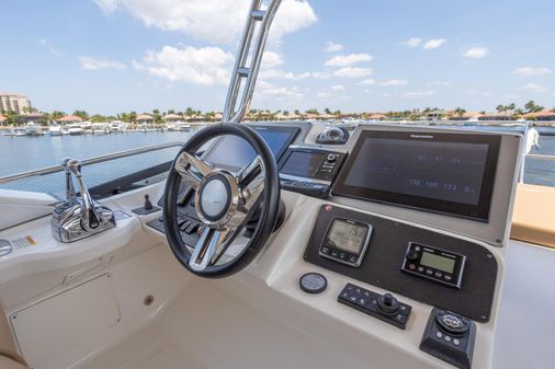 Sea Ray L590 Fly image