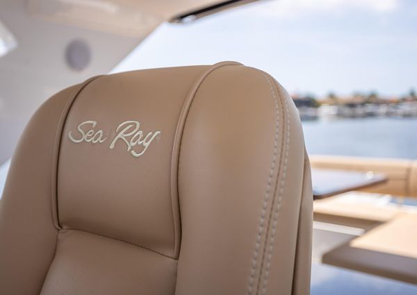 Sea Ray L590 Fly image