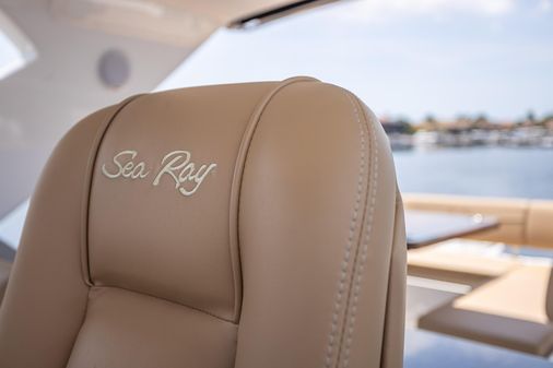 Sea Ray L590 Fly image