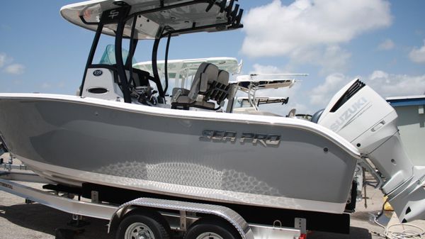 Sea Pro 239 DLX Center Console