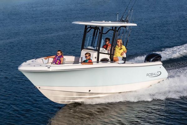 Robalo R230-CENTER-CONSOLE - main image