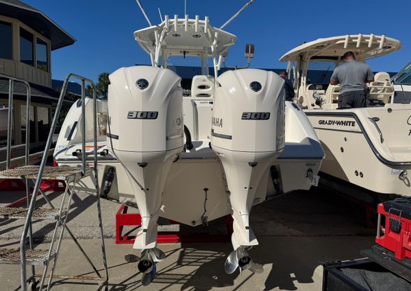 Cobia 320 Center Console image