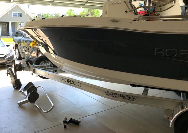 Robalo R180 Center Console image