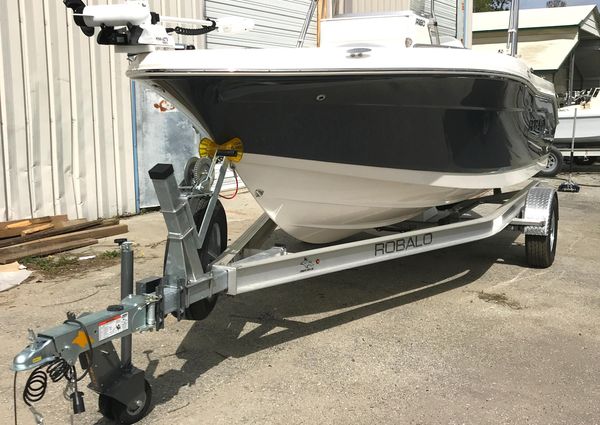 Robalo R180 Center Console image