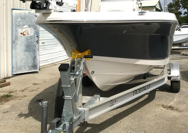 Robalo R180 Center Console image