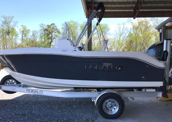 Robalo R180 Center Console image