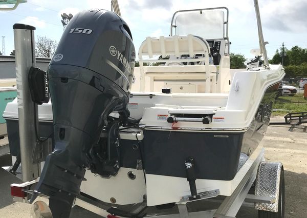 Robalo R180 Center Console image