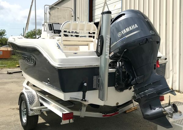 Robalo R180 Center Console image