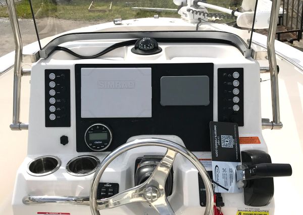 Robalo R180 Center Console image