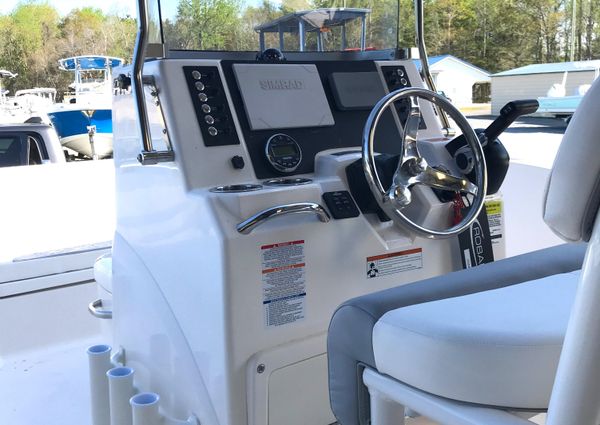 Robalo R180 Center Console image