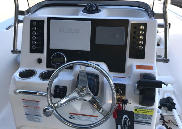 Robalo R180 Center Console image