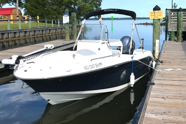 Robalo R180-CENTER-CONSOLE - main image