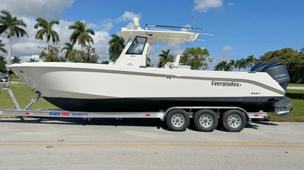 Everglades 325 Center Console 